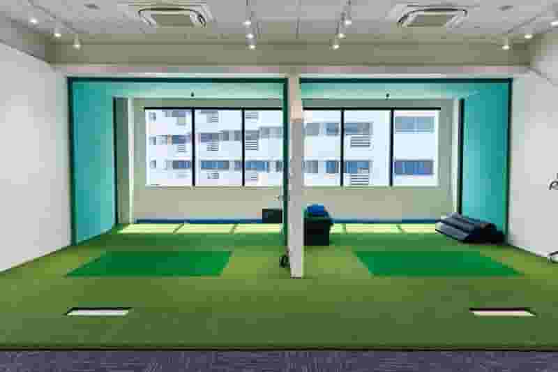 เปลี่ยนพื้นที่ภายในอาคาร  สู่ห้องซ้อมกอล์ฟ โดย About Grass