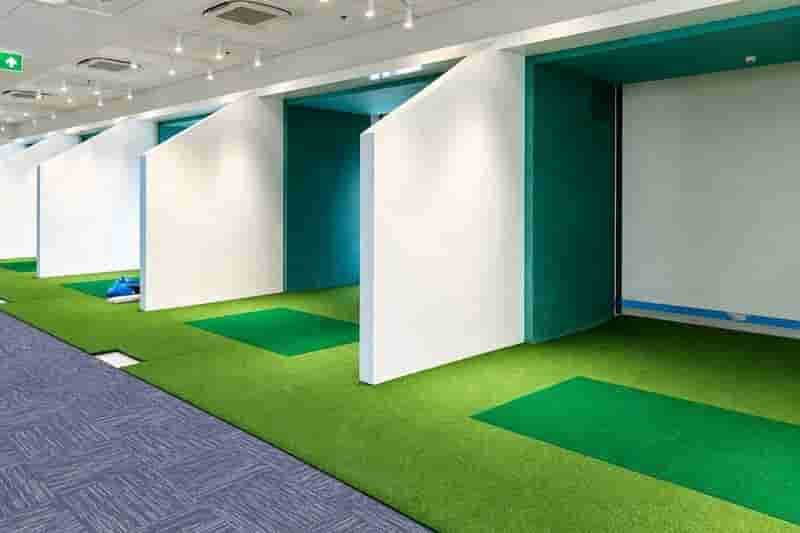 เปลี่ยนพื้นที่ภายในอาคาร  สู่ห้องซ้อมกอล์ฟ โดย About Grass - Image 2