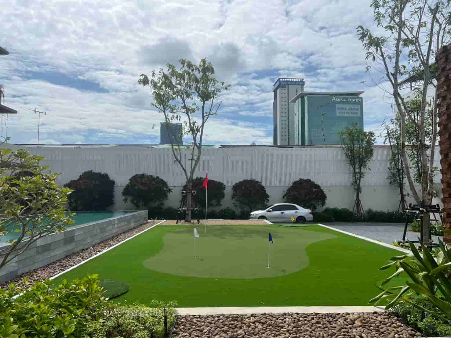 ยกระดับพูลวิลล่าของคุณด้วยสนามพัตต์กอล์ฟระดับพรีเมียม เปลี่ยนพื้นที่หลังบ้านให้เป็นสนามพัตต์กอล์ฟในบ้านหรูระดับโปร ลงตัวของดีไซน์และฟังก์ชันการใช้งาน - Image 2