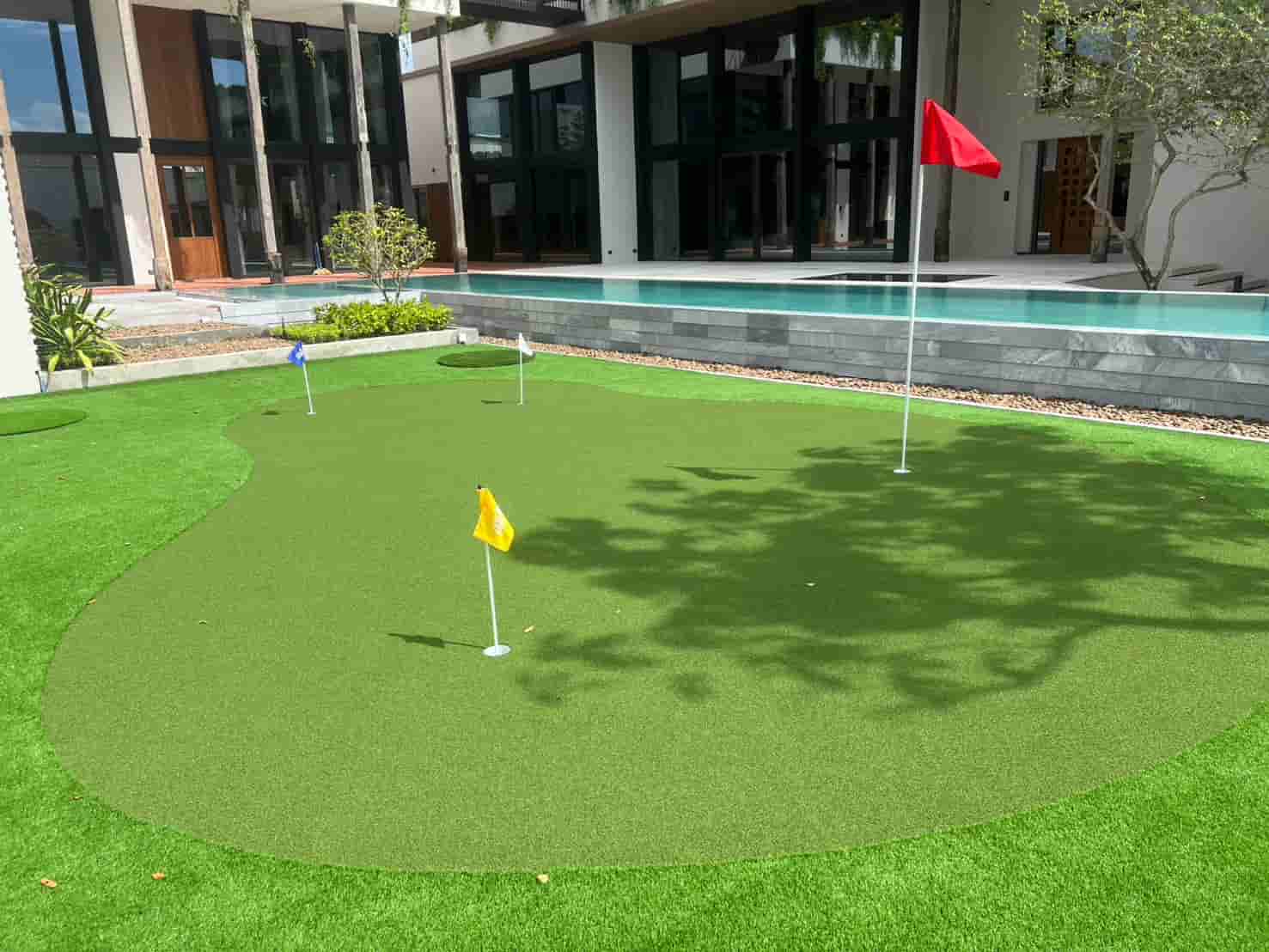 ยกระดับพูลวิลล่าของคุณด้วยสนามพัตต์กอล์ฟระดับพรีเมียม เปลี่ยนพื้นที่หลังบ้านให้เป็นสนามพัตต์กอล์ฟในบ้านหรูระดับโปร ลงตัวของดีไซน์และฟังก์ชันการใช้งาน - Image 3