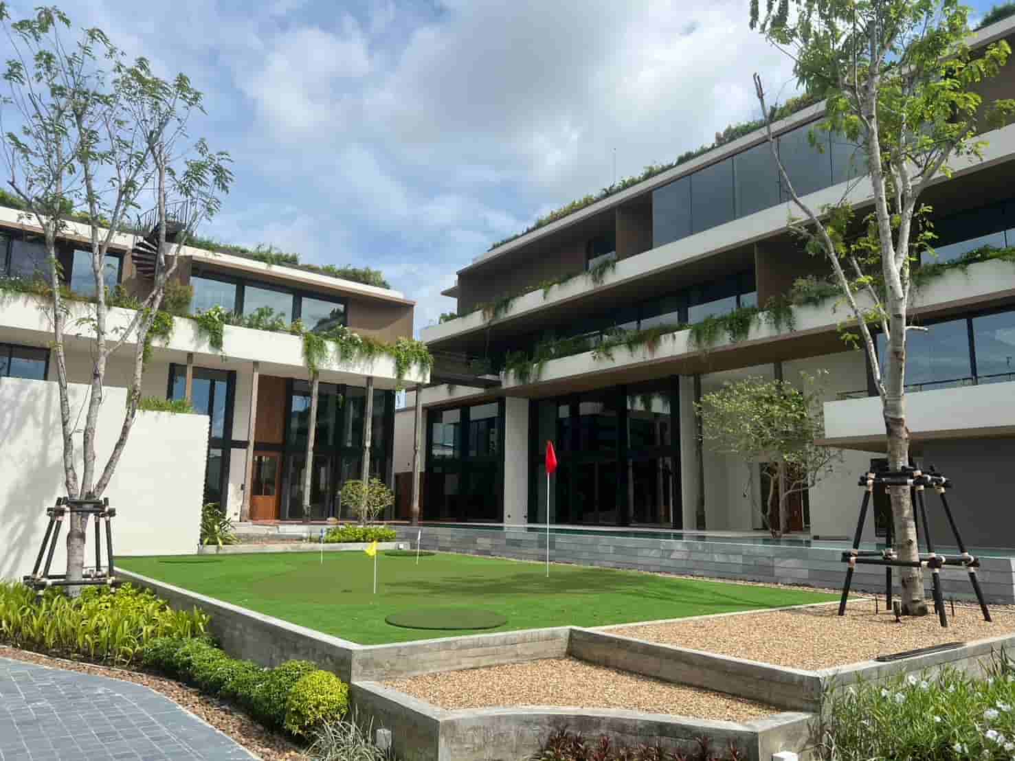 ยกระดับพูลวิลล่าของคุณด้วยสนามพัตต์กอล์ฟระดับพรีเมียม เปลี่ยนพื้นที่หลังบ้านให้เป็นสนามพัตต์กอล์ฟในบ้านหรูระดับโปร ลงตัวของดีไซน์และฟังก์ชันการใช้งาน - Image 4