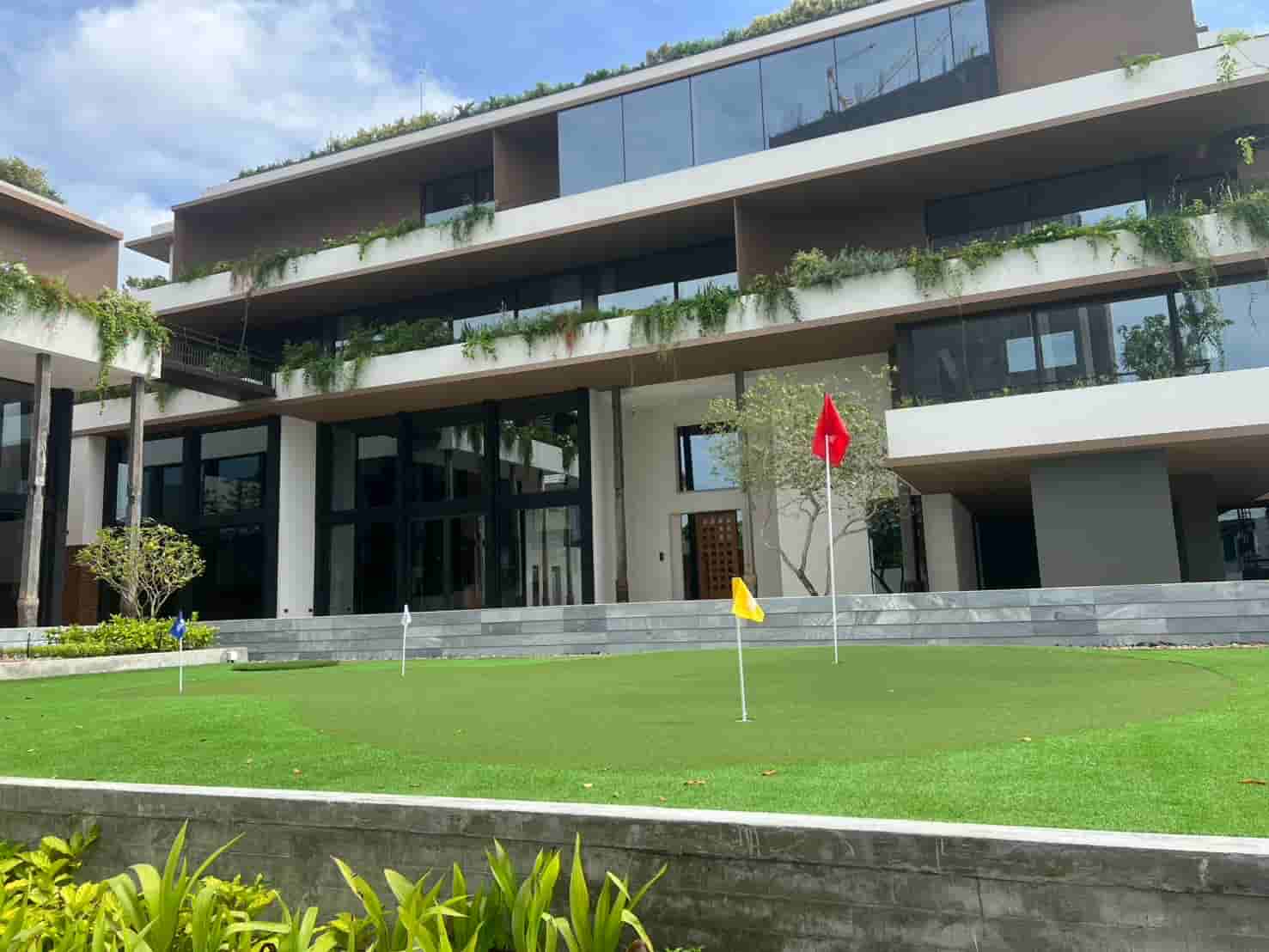 ยกระดับพูลวิลล่าของคุณด้วยสนามพัตต์กอล์ฟระดับพรีเมียม เปลี่ยนพื้นที่หลังบ้านให้เป็นสนามพัตต์กอล์ฟในบ้านหรูระดับโปร ลงตัวของดีไซน์และฟังก์ชันการใช้งาน - Image 5