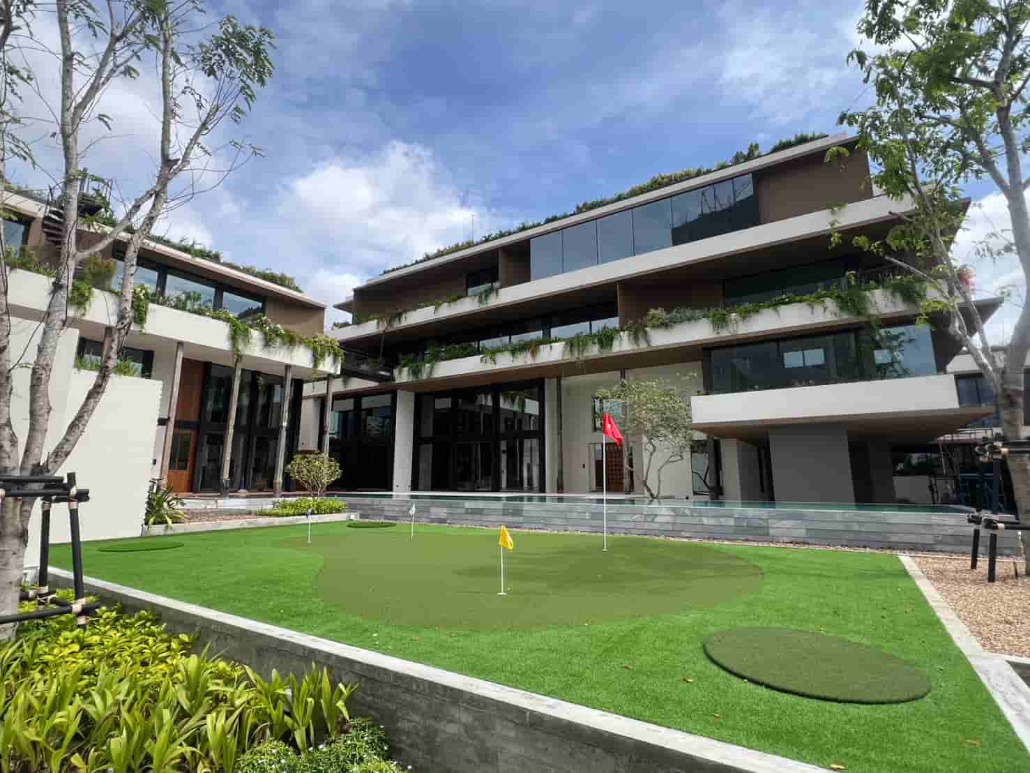 ยกระดับพูลวิลล่าของคุณด้วยสนามพัตต์กอล์ฟระดับพรีเมียม เปลี่ยนพื้นที่หลังบ้านให้เป็นสนามพัตต์กอล์ฟในบ้านหรูระดับโปร ลงตัวของดีไซน์และฟังก์ชันการใช้งาน - Image 1