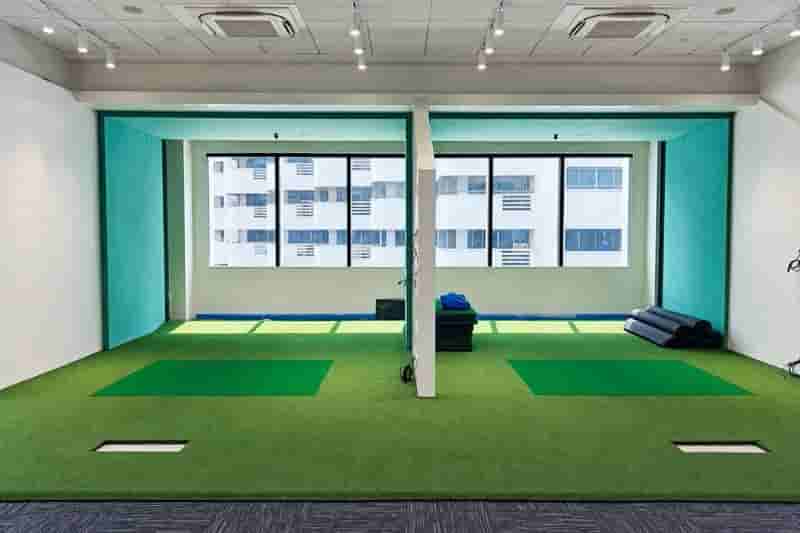 เปลี่ยนพื้นที่ภายในอาคาร สู่ห้องซ้อมกอล์ฟ โดย About Grass - Image 1
